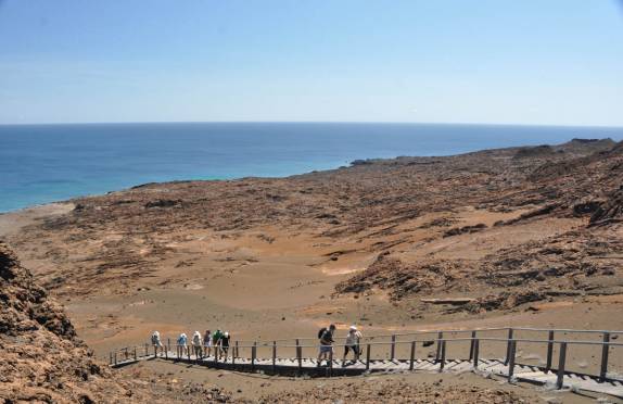 Subindo ao farol da  Ilha de San Bartolomeu (próxima a Isla de Santiago), em Galápagos